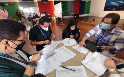<p><strong>EMERGENCY BROADCASTING SOP.</strong> Representatives of state media outlets and disaster response agencies check sample templates of Australian Broadcasting Company’s (ABC’s) Emergency Broadcasting Standard Operating Procedures (SOP), during the second day of Emergency Broadcasting Training on Thursday (Sept. 29, 2022). These templates may be used as references for efficient emergency broadcasting in the Philippines. <em>(Photo by Stephanie Sevillano)</em></p>