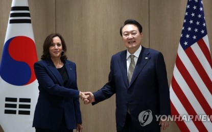 <p>South Korean President Yoon Suk-yeol (R) and US Vice President Kamala Harris pose for a photo before sitting down for talks at the presidential office in Seoul on Sept. 29, 2022. <em>(Pool photo) (Yonhap)</em></p>