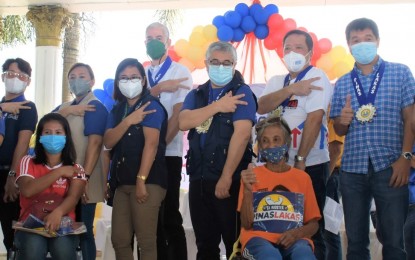 <p><strong>COVID-19 VAX DRIVE</strong>. Negros Occidental Governor Eugenio Jose Lacson (center) with Murcia Mayor Victor Gerardo Rojas (2nd from right), and Third District Provincial Board Member Manuel Frederick Ko (right) at the launching of the Bakunahang Bayan: PinasLakas Special Vax Days at the Murcia public plaza on Thursday (Sept. 29, 2022). Health Undersecretaries Charade Mercado-Grande (3rd from left) and Kenneth Ronquillo (3rd from right) led the Covid-19 ceremonial vaccination during the event. <em>(Photo courtesy of PIO Negros Occidental)</em></p>