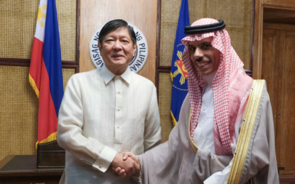<p><strong>PH-SAUDI TIES</strong>. President Ferdinand "Bongbong" Marcos Jr. (left) receives Prince Faisal bin Farhan Al Saud (right), Minister of Foreign Affairs of Saudi Arabia, in a courtesy call at Malacañan Palace on Thursday (Sept. 29, 2022). Prince Faisal also met with Foreign Affairs Secretary Enrique Manalo.<em> (Photos from RTVM)</em></p>
