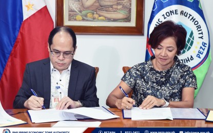 <p><strong>SOLAR PROJECTS.</strong> Philippine Economic Zone Authority (PEZA) officer-in-charge Tereso Panga and Upgrade Energy Philippines, Inc. (UGEP) president and CEO Ruth Yu-Owen sign a memorandum of understanding on Sept. 22, 2022. PEZA and UGEP are partnering to develop renewable energy projects within economic zones. <em>(Photo courtesy of PEZA)</em></p>