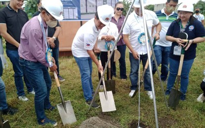 <p><strong>HOUSING SITE</strong>. Housing Secretary Jose Rizalino Acuzar (left) and Bacolod City Mayor Alfredo Abelardo Benitez lead the groundbreaking for the Yuhum Village in Barangay Vista Alegre on Friday (Sept. 30, 2022). Some 5,000 units will rise on the site starting the first quarter of 2023 under the Department of Human Settlements and Urban Development's “Pambansang Pabahay Para Sa Pilipino: Zero Informal Settler Family Program for 2028”. <em>(PNA photo by Nanette L. Guadalquiver)</em></p>