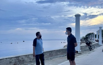 <p><strong>CURRIMAO SEAWALL.</strong> The municipal government of Currimao in Ilocos Norte province has set up lamp posts at the seawall boulevard to attract visitors even at night time. Photo shows the recent visit of Governor Matthew Joseph Manotoc at the site while talking to the mayor on how to further improve the area for tourism. <em>(Photo courtesy of the Currimao LGU)</em></p>