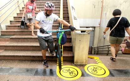 <p><strong>RIDER-FRIENDLY.</strong> Crossing the Elliptical Circle via the Quezon City Memorial underpass has been made easier for cyclists. The local government said Monday (Oct. 17, 2022) that footbridges and underpasses along the bike lane network will be installed with ramps while crossing areas will be improved. <em>(PNA photo by Rico Borja)</em></p>