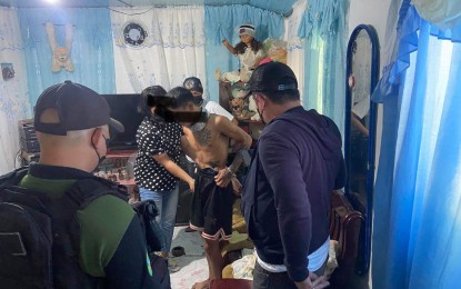 <p><strong>NABBED</strong>. Operatives arrest personalities inside a drug den in Calbayog City, Samar in this Sept. 29, 2022 photo. Operatives seized PHP340,000 worth of shabu in a buy-bust operation inside a drug den in Calbayog City, the Philippine National Police (PNP) reported on Friday (Sept. 30, 2022). <em>(Photo courtesy of Philippine Drug Enforcement Agency)</em></p>