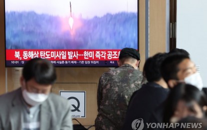 <p>This photo, taken on Sept. 25, 2022, shows a news report on a North Korean missile launch being aired on a TV screen at Seoul Station. <em>(Yonhap)</em></p>