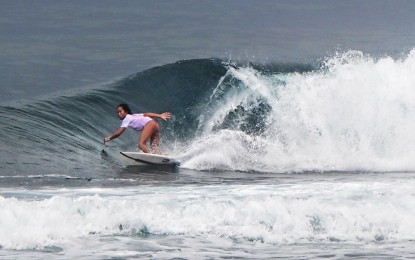 <p><strong>WINNING FORM.</strong> Nilbie Blancada of Siargao Island shows her winning form in ruling the Women’s Open Short Board category of the 1st Mayor Sol’s National Surfing Competition that ended Saturday (Oct. 1, 2022) at Cloud 9 Surfing Site in Gen. Luna, Siargao Island, Surigao del Norte. Another local surfer, Noah Arkfeld, topped the men’s category. <em>(Courtesy of Office of Cong. Bingo Matugas)</em></p>