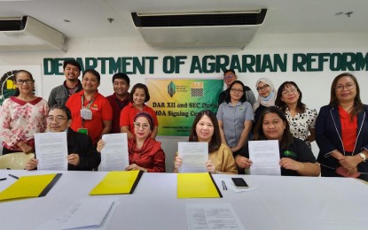 <p><strong>PARTNERSHIP</strong>. The Department of Agrarian Reform-Soccsksargen region and the Securities and Exchange Commission-Davao Extension sign a memorandum of agreement to help the agrarian reform beneficiaries organizations (ARBOs) to be SEC-registered for them to receive more government support. The deal between the two agencies is the first national government agency partnership in the south-central Mindanao Region. <em>(Contributed photo)</em></p>