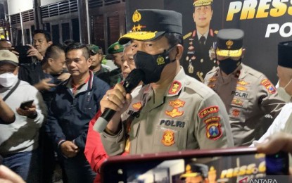 <p>East Java Regional Police Chief Inspector General Nico Afinta gives a press statement at the Malang Resort Police, Malang District, East Java, Sunday (Oct. 2, 2022).<em> (ANTARA/Vicki Febrianto)</em></p>