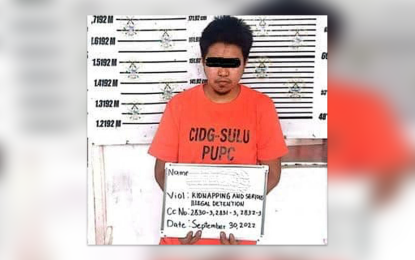<p><strong>ANOTHER WARRANT.</strong> Authorities serve another warrant of arrest for kidnapping and serious illegal detention against Abu Sayyaf Group mid-level leader Abubakar Abdulkadil on Saturday (Oct. 1, 2022) at the provincial jail in Jolo, Sulu. He was arrested on Sept. 7 and detained for the kidnapping, homicide, and murder.<em> (Photo courtesy of CIDG-Zamboanga Peninsula)</em></p>