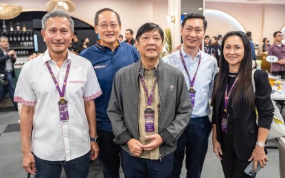 <p><strong>REAFFIRMING TIES.</strong> President Ferdinand Marcos Jr. (center) poses for a photo opportunity with Singaporean Foreign Minister for Foreign Affairs Vivian Balakrishnan (left) and Singaporean Manpower Minister Tan See Leng (2nd from left) on the sidelines of the Singapore Grand Prix on Sunday (Oct. 2, 2022). Press Secretary Trixie Cruz-Angeles said Marcos' second trip to the city-state was aimed at reinforcing talks and encouraging investments following his recent state visit in September. <em>(Photo courtesy of Singaporean Manpower Minister Tan See Leng)</em></p>