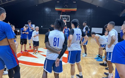 <p><strong>GILAS PREPARATION.</strong> Gilas Pilipinas headcoach Chot Reyes huddles up the national training team right after the third practice on Monday (Oct. 3, 2022) in preparation for the fifth window of the World Cup Asian Qualifiers. Fourteen members of the team are actively attending regular practice. <em>(Photo courtesy of SBP)</em></p>
