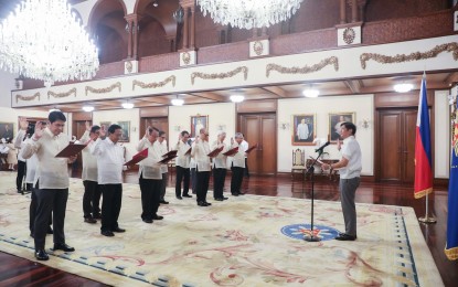 <p><strong>OATH-TAKING.</strong> President Ferdinand Marcos Jr. leads the oath-taking of reappointed Cabinet members on Tuesday (Oct. 4, 2022) in Malacañang. The reappointed officials were Secretaries Benjamin Diokno (Finance), Arsenio Balisacan (Socioeconomic Planning), Manuel Bonoan (Public Works), Alfredo Pascual (Trade), Erwin Tulfo (Social Welfare), Jaime Bautista (Transportation), Renato Solidum Jr. (Science and Technology), Raphael Lotilla (Energy), Susan Ople (Migrant Workers), and Jose Rizalino Acuzar (Human Settlements). <em>(Photo courtesy of the Office of the Press Secretary)</em></p>
