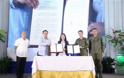 <p><strong>LOTS RETURNED.</strong> Department of National Defense (DND) officer in charge Undersecretary Jose Faustino Jr. (2nd from left), AFP chief of staff Lt. Gen. Bartolome Vicente Bacarro (2nd from right), and Cebu Governor Gwendolyn Garcia (center) lead the ceremonial turnover of 16 parcels of land to Cebu’s provincial government at the Provincial Capitol on Monday (Oct. 3, 2022). The AFP and DND returned to the provincial government 16 parcels of land, which are part of the lands donated by the province to the military in 1959. <em>(Photo courtesy of AFP)</em></p>