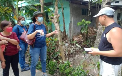 <p><strong>DENGUE DRIVE</strong>. Personnel of the Antique Integrated Provincial Health Office (IPHO) hold dengue awareness campaigns in the Municipality of Sibalom on April 24, 2022. Antique Provincial Disaster Risk Reduction and Management (PDRRM) Officer Broderick Train said Tuesday (Oct. 4) the PDRRM council will be endorsing the IPHO recommendation to lift the state of calamity due to the declining dengue cases in the province. <em>(PNA photo courtesy of Antique IPHO)</em></p>