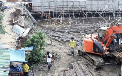 <p><strong>FATAL.</strong> One construction worker died while at least 10 sustained injuries at this housing project site on Sto. Cristo Street in Barangay Balingasa, Quezon City on Tuesday (Oct. 4, 2022). Based on initial reports, a scaffolding collapsed. <em>(PNA photo by Robert Oswald Alfiler)</em></p>