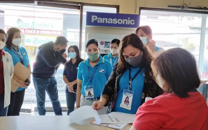 <p><strong>RACE CAMPAIGN</strong>. Personnel of the Social Security System (SSS) serve a written order to a delinquent establishment owner in Malolos City, Bulacan on Sept. 30, 2022. This is part of the Run After Contribution Evaders (RACE) campaign of the SSS. <em>(Photo courtesy of SSS-Malolos)</em></p>