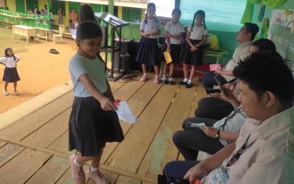 <p><strong>HONORING TEACHERS</strong>. A learner hands a flower and a note to her teacher in a rural school in Calbiga town, Samar province during the Teachers' Day celebration on Wednesday (Oct. 5, 2022). The town of Calbiga is among the eight areas in Eastern Visayas that declared suspension of classes for the National and World Teachers' Day celebrations.<em> (Photo courtesy of Buluan Elementary School)</em></p>
