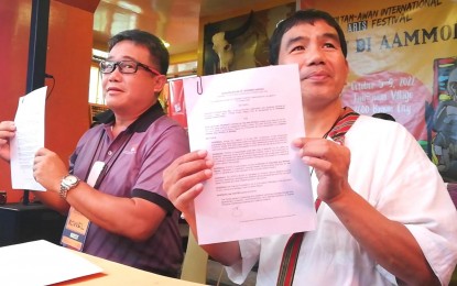 <p><strong>INTELLECTUAL PROPERTY PROTECTION.</strong>  Intellectual Property Office Director General  Rowel Barba (left) and Chanum Foundation president Jordan Mang-osan (right) show the memorandum of agreement signed on Thursday (Oct. 6, 2022) that will start the collaboration for the protection of the artists' group in Baguio City for the protection of their artworks. Chanum Foundation which was co-founded by national artist Benedicto 'BenCab' Cabrera is housed at Tam-awan village which is known as an artists' village and haven in this UNESCO's creative city for crafts and folk arts. <em>(PNA photo by Liza T. Agoot)</em></p>