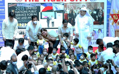<p><strong>DAYCARE LEARNERS</strong>. Daycare learners join Vice President and Education Secretary Sara Duterte and other officials on stage for a group photo at the Atrium of the Mandaluyong City Hall Executive Building on Thursday (Oct. 6, 2022). Duterte led the distribution of educational materials from the Embassy of Qatar to the daycare learners. <em>(PNA photo by Joseph Razon)</em></p>