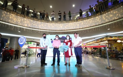 <p><strong>ARTS FESTIVAL</strong>. Iloilo City officially opens its arts festival with ribbon-cutting led by (right to left) Mayor Jerry P. Treñas and his wife Rosalie, Vice Mayor Jeffrey Ganzon, and SM Mall Manager Darrel John Defensor on Wednesday (Oct. 5, 2022). Mayor Treñas said the city government would continue to support the festival. <em>(Photo courtesy of Arnold Almacen/City Mayor’s Office)</em></p>