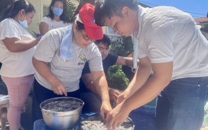 <p>OPLAN <em>ISDA</em>. Personnel of the Bureau of Fisheries and Aquatic Resources roll out "Oplan <em>Isda</em>" in Ilocos Norte on Thursday (Oct. 6, 2022) to create a direct link between fishers and consumers. A total of 1,500 metric tons of fresh fish from local fisherfolk in Pangasinan were sold out during the roll-out. <em>(Photo by Leilanie Adriano)</em> </p>