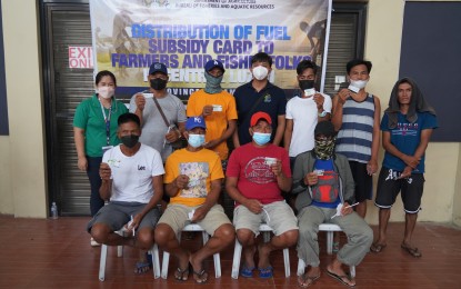 <p><strong>FUEL DISCOUNT CARD</strong>. Recipients in the two coastal towns of Pampanga show the fuel discount cards from the Bureau of Fisheries and Aquatic Resources (BFAR) on Tuesday (Oct. 4, 2022). A total of 637 fisherfolk in Macabebe and 355 in Masantol each received PHP3,000 worth of fuel discount cards.<em> (Photo courtesy of BFAR-Central Luzon)</em></p>