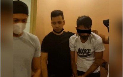 <p><strong>NABBED.</strong> Members of the Quezon City District Anti-Cybercrime Team arrest 35-year-old suspect Estelito Gibaga Jr. in an entrapment at a motel in Quezon City on Thursday (Oct. 6, 2022). The suspect was arrested for sexually exploiting a 14-year-old girl whom he met while playing an online game. <em>(Photo courtesy of PNP-ACG)</em></p>