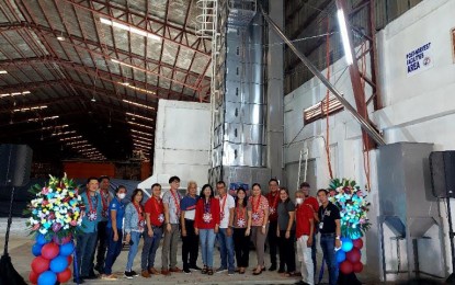 <p><strong>MECHANICAL PALAY DRIER</strong>. Bulacan farmer leaders, together with NFA officials led by Its administrator Judy Carol Dansal (8th from left), pose with the newly inaugurated 12 tonner mechanical palay drier in San Miguel, Bulacan on Thursday (Oct. 6, 2022). The new mechanical palay drier, the third installed in NFA-San Miguel warehouse, can accommodate up to 500,00 bags of the staple grains. <em>(Photo courtesy of NFA-Bulacan) </em></p>