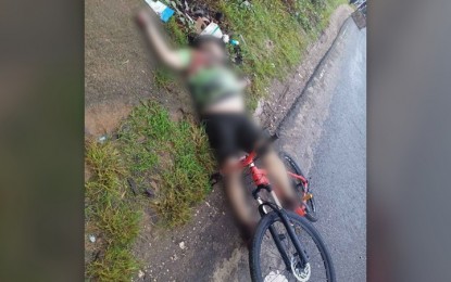 <p><strong>SHOOTING VICTIM</strong>. The body of a former vice mayor of Calbiga, Samar lays on the ground after he was shot by an AWOL soldier along a major highway in the province. Miguel Abaigar Jr. was biking in Timbangan village in Calbiga town when he was killed. <em>(Contributed photo)</em></p>