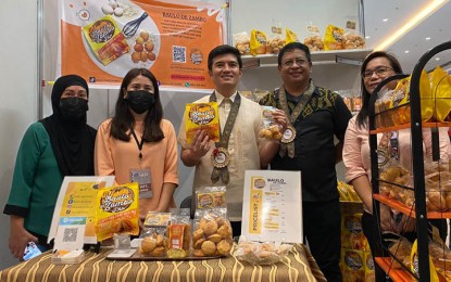 <p><strong>ZAMPEX.</strong> Mayor John Dalipe (center) and Department of Trade and Industry regional director Al-Zamir Lipae (2nd from right) pose for a photo as they check the products from one booth during the opening of the Zamboanga Peninsula Exposition on Thursday (Oct. 6, 2022). The activity aims to showcase the best products of micro, small and medium enterprises in the region. <em>(Photo courtesy of Zamboanga CIO)</em></p>