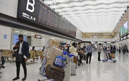 <p>Passengers from abroad arrive at Narita airport near Tokyo on Oct. 11, 2022. <em>(Kyodo)</em></p>