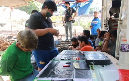 <p><strong>DRUG BUST.</strong> Philippine Drug Enforcement Agency and Taguig City police anti-drug operatives account for arrested workers and paraphernalia seized in a drug sting at a construction site inside the Philippine Army headquarters at Fort Bonifacio on Monday (Oct. 10, 2022). The suspects will be charged with the violation of Republic Act 9165 or the Comprehensive Dangerous Drugs Act of 2002. <em>(Photo courtesy of Philippine Army)</em></p>