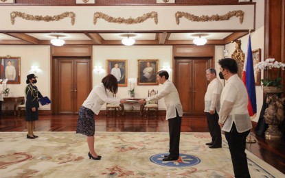 <p><strong>NEW ENVOYS</strong>. New Australia Ambassador to the Philippines Hae Kyong Yu presents her credential to President Ferdinand “Bongbong” Marcos Jr. at Malacañan Palace on Tuesday (Oct. 11, 2022). Marcos also received the credentials of newly appointed ambassadors Maria Alfonsa Magdalena Geraedts of The Netherlands, and Johan Brieger of Austria. <em>(Photo courtesy of Office of the President)</em></p>