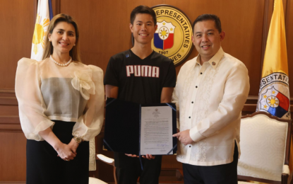 <p><strong>COURTESY CALL.</strong> World No. 3 pole vaulter Ernest John "EJ" Obiena receives a copy of House Resolution No. 10 during his courtesy call to Speaker Martin G. Romualdez at the House of Representatives in Quezon City on Tuesday (Oct. 11, 2022). Romualdez and Tingog Party-list Rep. Yedda Marie K. Romualdez presented the resolution commending Obiena’s remarkable contributions and bringing pride and glory to the Philippines. <em>(Contributed photo)</em></p>