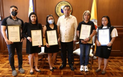 <p><strong>CITATION FOR 5 RESCUERS</strong>. Speaker Martin Romualdez presents a copy of House Resolution No. 16 to the relatives of five Bulacan rescuers at his office at the House of Representatives on Tuesday (Oct. 11, 2022). Aside from commendation, the immediate family of the five rescuers who died at the height of Super Typhoon Karding, also receive financial aid and other assistance. <em>(Photo courtesy of Office of Speaker Martin Romualdez)</em></p>