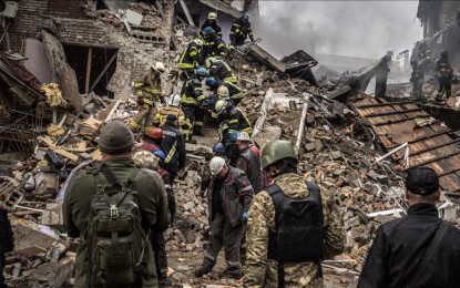 <p>Firefighters remove a dead body from debris of a building after Russian missile attack in Zaporizhzhia, Ukraine on Oct. 10, 2022.<em> (File photo/Jose Colon-Anadolu Agency)</em></p>