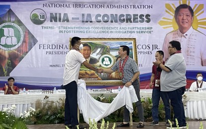 <p><strong>SUPPORT</strong>. National Irrigation Administration Administrator Benny Antiporda witnesses the unveiling of a token for President Ferdinand Marcos Jr. at the National Confederation of Irrigators Association congress in Batac, Ilocos Norte Thursday (Oct. 13, 2022). The participants, both from the public and private sectors, vowed to support the administration's rice self-sufficiency program. <em>(PNA photo by Leilanie Adriano)</em></p>