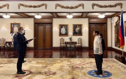 <p><strong>NORWAY ENVOY.</strong> President Ferdinand “Bongbong” Marcos Jr. receives the credentials of newly appointed Norwegian Ambassador to the Philippines Christian Halaas Lyster at the Malacañan Palace on Thursday (Oct. 13, 2022). Marcos also received the credentials of three new diplomats from Denmark, Turkey, and Spain. <em>(Photo from PBBM Facebook page)</em></p>