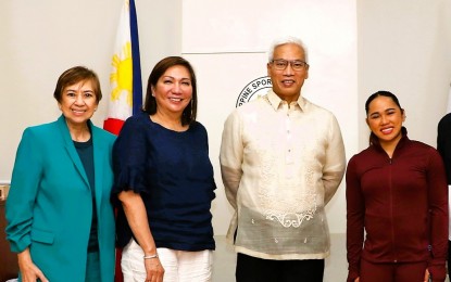 <p><strong>CHAMPIONS.</strong> Bemedaled bowlers Bong Coo and Arianne Cerdeña, Philippine Sports Commission Chair Noli Eala, and Olympic weightlifting gold medalist Hidilyn Diaz (from left) meet at the PSC office inside Rizal Memorial Sports Complex in Manila on Friday (Oct. 14, 2022). Cerdeña, a nurse at a California hospital, and Diaz met for the first time and would like to work with Coo in women-empowerment programs. <em>(Courtesy of PSC)</em></p>