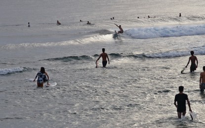 <p><strong>RIDING THE WAVES.</strong> Surfers converge at the Cloud 9 surfing area in General Luna town, Siargao Island prior to the start of the 26th Siargao International Cup early Saturday morning (Oct. 15, 2022). A total of 92 professional surfers, 40 of whom are Filipinos, are competing until October 21. <em>(PNA photo by Alexander Lopez)</em></p>