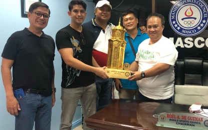 <p><strong>GRASSROOT DEV’T.</strong> Manila Sports Council chairman Roel De Guzman and Swim League Philippines (SLP) acting president Fred Galang Ancheta hold a replica of the Manila City Hall which will be the trophy to be awarded during the Nov. 5 Manila Swim Fest at the Philippine Columbian Association swimming pool in Paco, Manila. From left are SLP officer Philbert Papa, Ancheta, Langoy Pilipinas president Darren Evangelista and coach Jo Manoloto. <em>(Contributed photo)</em></p>
