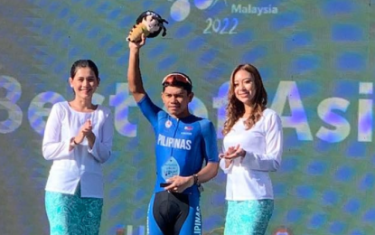 <p><strong>BEST ASIAN</strong>. Nichol Pareja receives the Best Asian Rider honors in Stage 7 of the Le Tour de Langkawi in Langkawi, Malaysia on Monday (Oct. 17, 2022). Pareja also towed the Nationals to the Best Asian Team category in the stage. <em>(Contributed photo)</em></p>