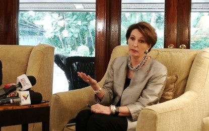 <p><strong>CHOPPER DEAL</strong>. US Ambassador MaryKay Carlson answers queries during a media roundtable at her residence in Makati on Monday (Oct. 17, 2022). Carlson said the USD100 million in foreign military financing (FMF) the United States is set to provide Manila would help offset the country's scrapped Russia chopper deal. <em>(PNA photo by Joyce Rocamora)</em></p>