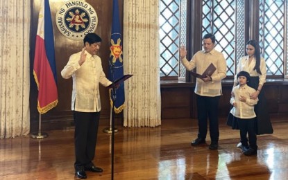 <p><strong>RESIGNED.</strong> Filmmaker Paul Soriano (3rd from right) takes his oath as Presidential Adviser for Creative Communications before President Ferdinand R. Marcos Jr. in Malacañang Palace on Oct. 17, 2022. Communication Secretary Cheloy Garafil said Thursday (Nov. 9, 2023) that Soriano has resigned from his post due to “personal commitments.” <em>(Photo from PBBM Instagram)</em></p>