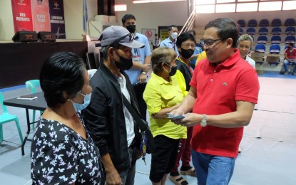 <p><strong>CASH INCENTIVE.</strong> Davao del Norte Governor Edwin Jubahib (right) hands over the cash incentives to the senior citizens who got vaccinated for Covid-19 on Monday (Oct. 17, 2022) at the RDR Gym, Davao Del Norte Sports And Cultural Complex in Tagum City. Since the start of the vaccination drive last year, about 49,829 seniors in the province have completed their second dose, while 13,039 got their first booster dose of the vaccine.<em> (Davao del Norte PIO)</em></p>