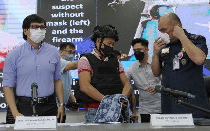 <p><strong>GUNMAN.</strong> DILG Secretary Benjamin Abalos Jr. (left) presents to the media suspect Joel Escorial (center), the alleged gunman in the killing of broadcaster Percy Lapid, in a presser in Camp Crame, Quezon City on Tuesday (Oct. 18, 2022). Estorial said he surrendered to authorities for fear for his life after his photo was released by the police and a PHP6.5-million bounty was placed on his head. <em>(PNA photo by Joey Razon)</em></p>