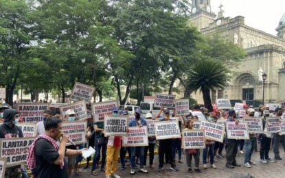 <p><strong>RALLY.</strong> Farmers across the country hold a rally in front of the Comelec main office in Intramuros, Manila on Wednesday (Oct. 19, 2022), to protest the proclamation of Robert Nazal Jr. as the new representative of the Magsasaka party-list in the House of Representatives. The poll body refused to comment on the case saying that it is now with the Supreme Court.<em> (PNA photo by Ferdinand Patinio)</em></p>