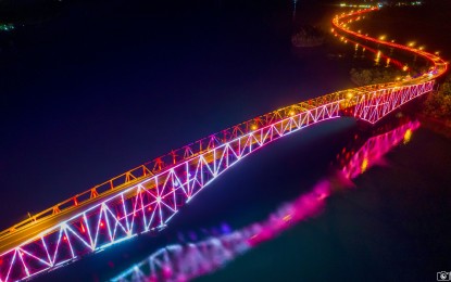 <p><strong>GLOWING</strong>. The lighted San Juanico Bridge during a dry run on Oct. 18, 2022. The Tourism Infrastructure Enterprise Zone Authority is upbeat that the lighting of San Juanico Bridge will attract more investments in Samar and Leyte provinces. <em>(Photo courtesy of Samar Leyte Aerial)</em></p>