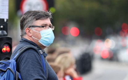 <p>A man wearing a mask is seen near Westminster Bridge in London, Britain on Oct. 14, 2022.<em> (Xinhua/Li Ying)</em></p>